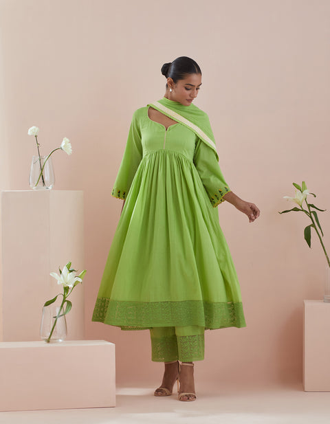 Shop Anarkali Kurta with Crop Pants & Lace Inserts and Green Cotton Dupatta - By Vinusto