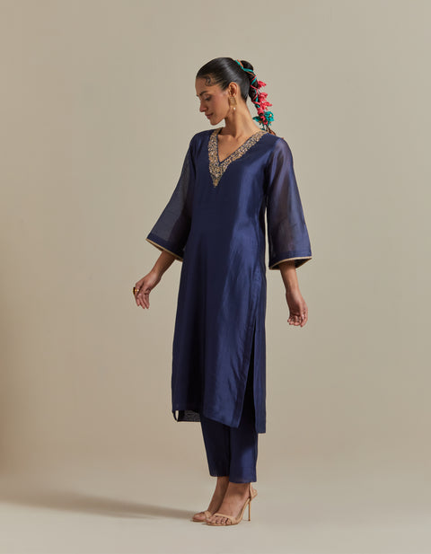 Buy Embroidered Chanderi Kurta & Pants with Silver Zari Striped Dupatta – Set of 3

