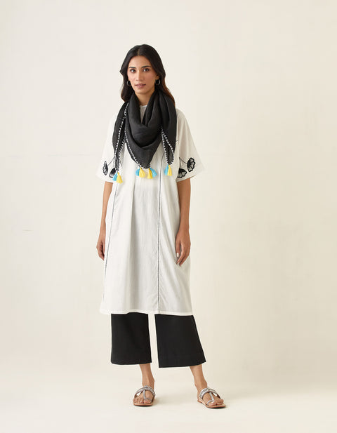 Shop Kaftan Style Embroidered Kurta Set with Linen Silk Handloom Stole In White & Black (Set of 3) - By Vinusto 

