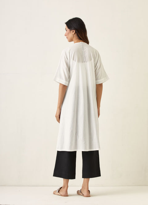 Luxury Kaftan Style Embroidered Kurta Set with Linen Silk Handloom Stole In White & Black (Set of 3) - By Vinusto 
