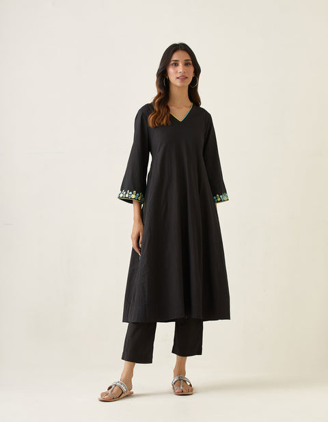 Buy Embroidered Kalidar Kurta Set in Black Cotton Cambric with Color Block Dupatta (Set of 3) -  By Vinusto 
