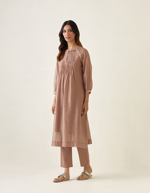 Shop Chanderi Raglan Sleeve Kurta with Pin tuck Details in Taupe, Cotton Pants & Slip (Set of 3) - By Vinusto
