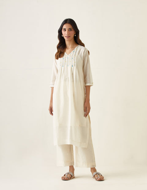 Shop Ivory Pin tuck Embroidered Kurta & Pant set in Chanderi Handloom, with Slip (Set of 3) - By Vinusto