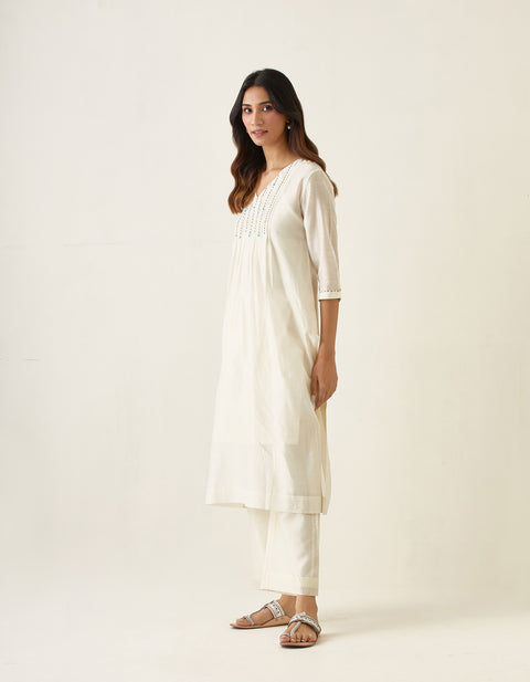 Buy Ivory Pin tuck Embroidered Kurta & Pant set in Chanderi Handloom, with Slip (Set of 3) - By Vinusto