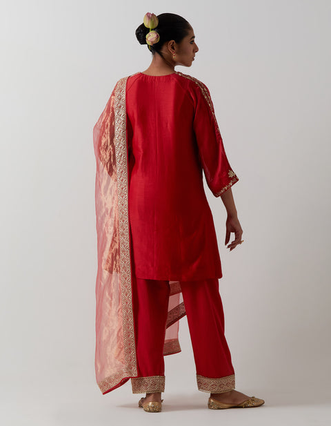 Handcraft Red Embroidered Kurta Set with Raglan Sleeves | Vinusto