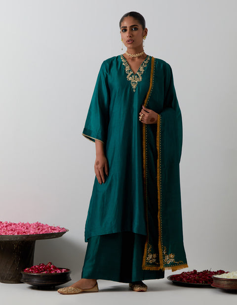 Shop Green Embroidered Chanderi Kurta Set | Vinusto