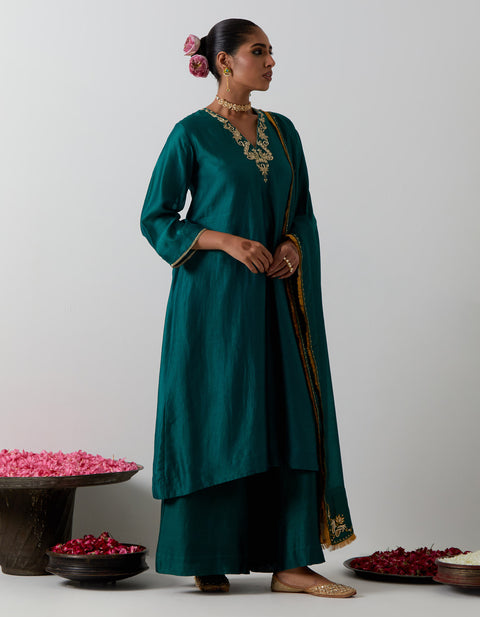 Luxury Green Embroidered Chanderi Kurta Set | Vinusto