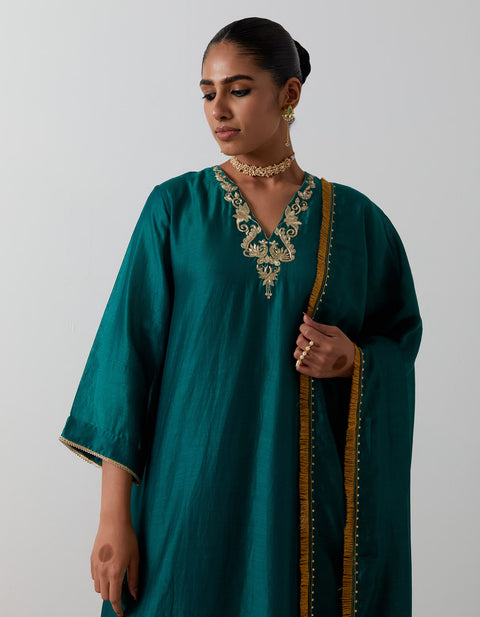 Order Green Embroidered Chanderi Kurta Set | Vinusto