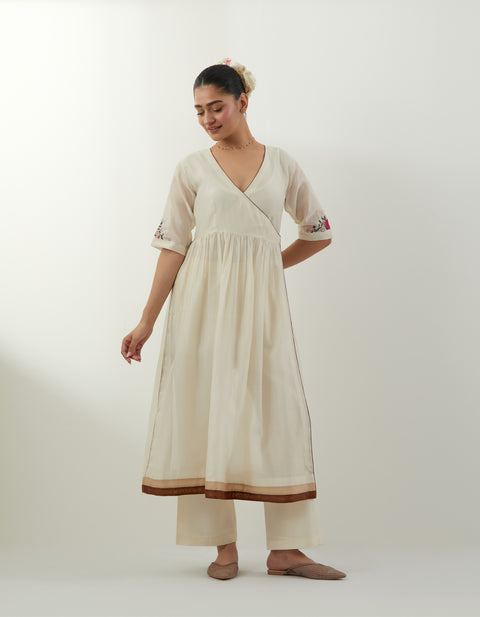 Luxury Off-White Anarkali Set with Dupatta – Vinusto Office Wear 2025

