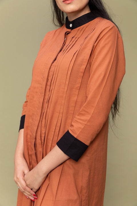 Luxury Pleated Shirt Dress in Terracotta Brown & Black Cotton | Vinusto
