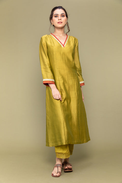 Shop Lime Chanderi V neck kurta with lace details & cotton pants - By Vinusto 