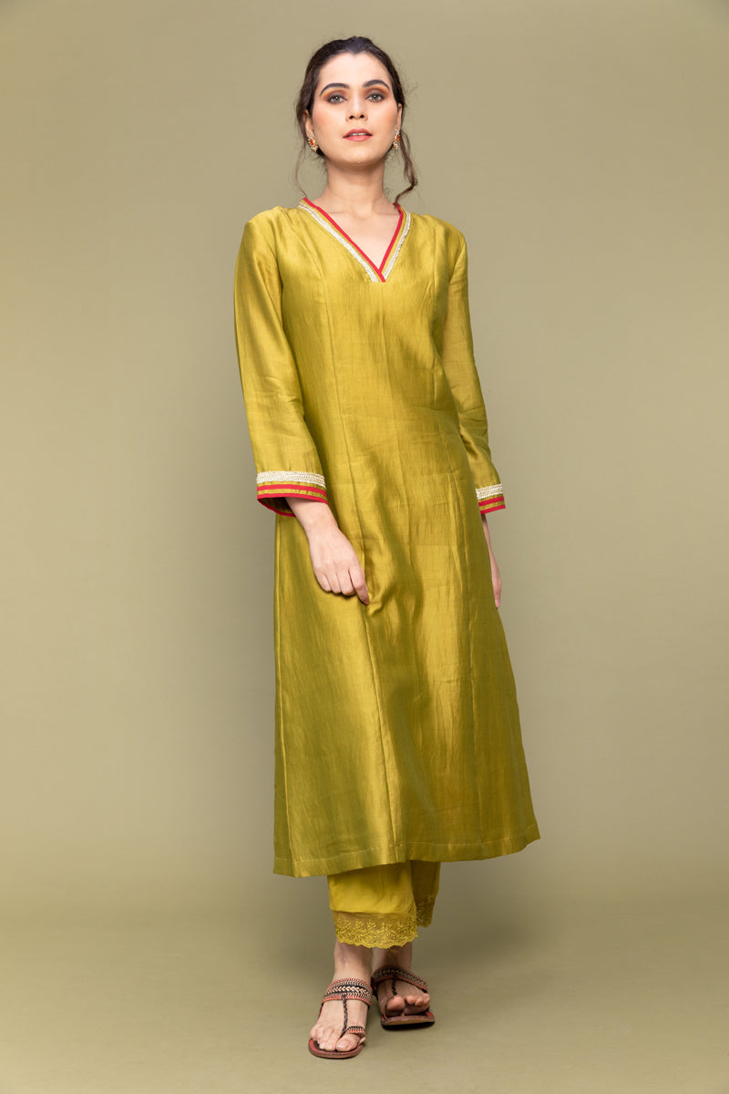 Lime Chanderi V neck kurta with lace details & cotton pants – Vinusto