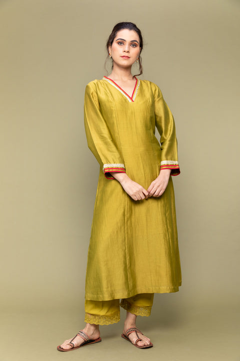 Buy Lime Chanderi V neck kurta with lace details & cotton pants - By Vinusto 