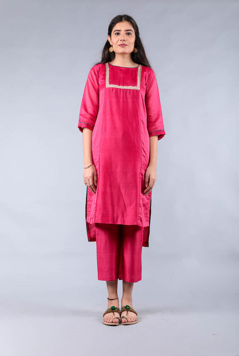 Premium Hand-Embroidered Chanderi High-Low Kurta & Pants in Fuchsia – Set of 2


