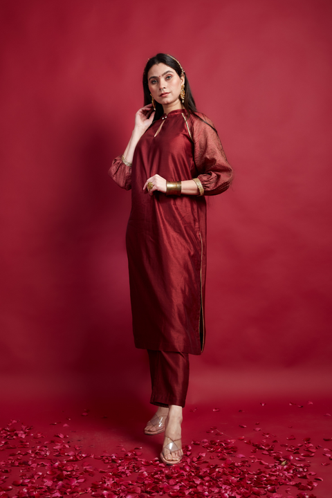 Buy Maroon Raglan Sleeves Kurta Set with Embroidered Lace Details in Chanderi Handloom (Set of 2) - By Vinusto
