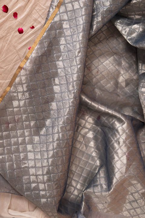 Premium Handwoven Zari Saree in Silver & Gold - Vinusto

