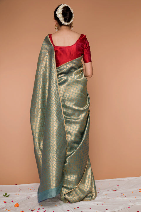 Premium Handwoven Zari Saree in Gold & Pistachio Green - Vinusto

