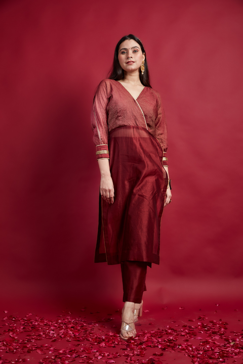 Shop Maroon High Slit Kurta Set with Kimono Sleeves in Chanderi Handloom (Set of 2) - By Vinsuto
