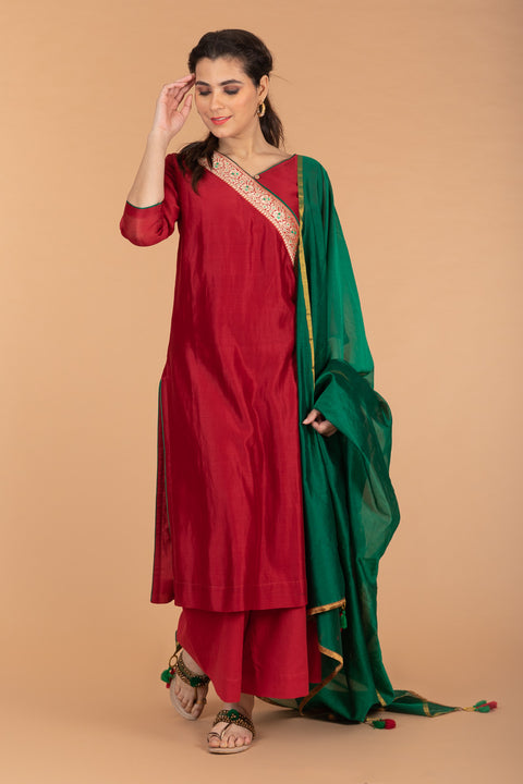 Shop Slant Neck Chanderi Handloom Kurta, Cotton Palazzo in Red With Deep Green Chanderi Dupatta (Set Of 3) - By Vinusto 