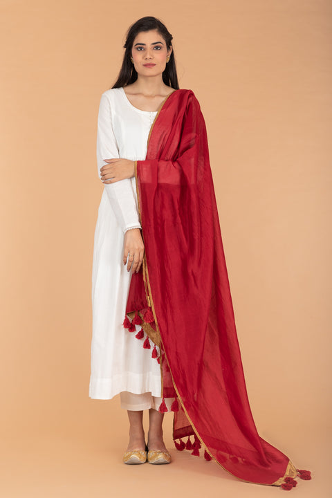 Shop Anarkali Kurta And Pants In White Cotton, Chanderi Handloom Dupatta in Red (Set Of 3) - By Vinusto