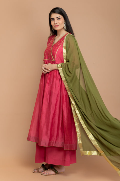 Shop Chanderi embroidered Kurta, Cotton Pants in Fuchsia with Fern Green dupatta (Set of 3) - By Vinusto